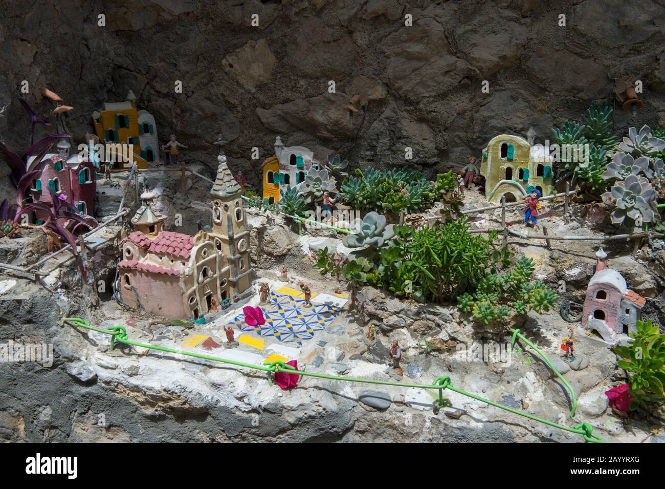 Nativité scène à un mur d'une maison à Praiano qui est une ville construite sur une colline abrupte dans la province de Salerne dans la région Campanie des southwes Banque D'Images