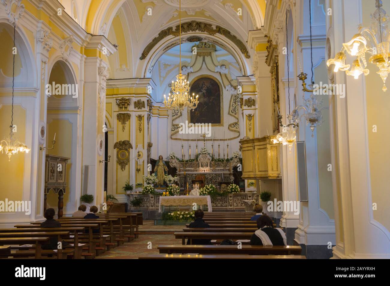 Intérieur de l'église de San Gennaro à Praiano qui est une ville construite sur une colline abrupte dans la province de Salerne dans la région Campanie du sud-ouest de I Banque D'Images