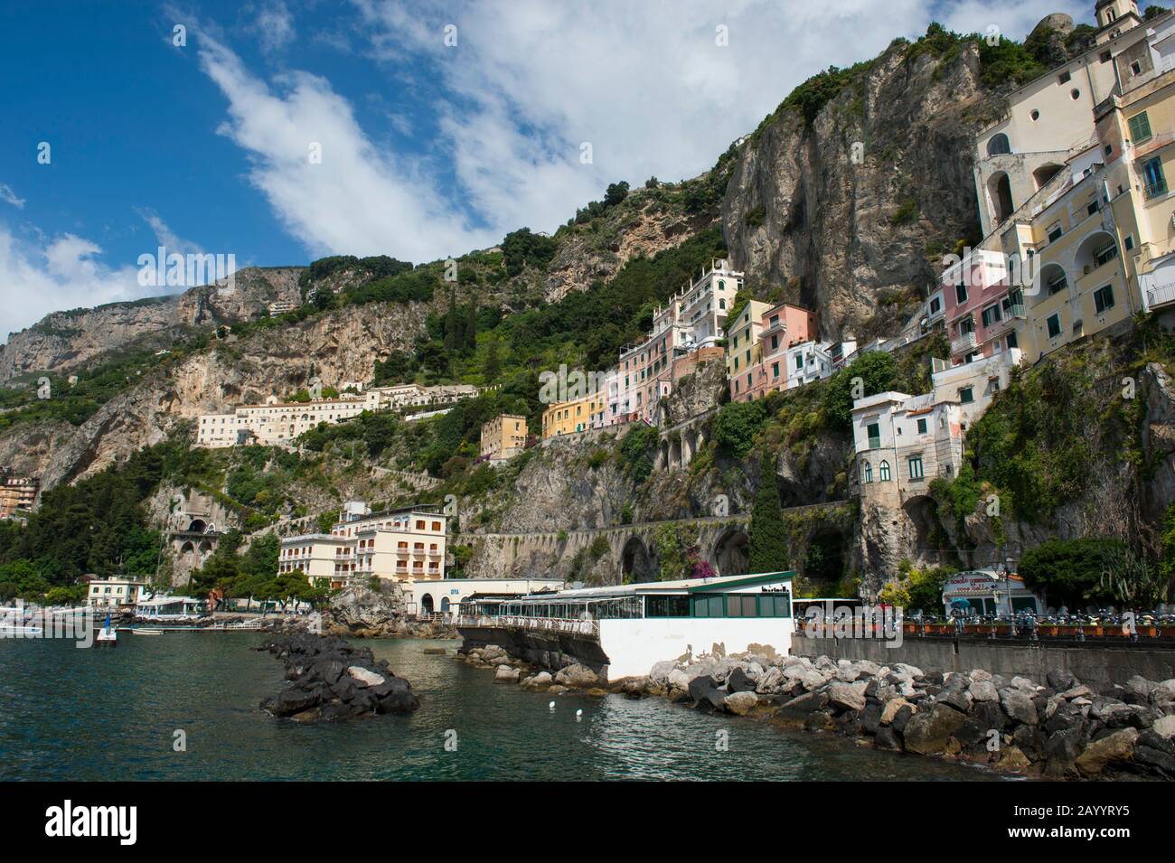 La ville d'Amalfi est construite sur une colline escarpée dans la province de Salerne, dans la région de Campanie, au sud-ouest de l'Italie, située sur la côte amalfitaine. Banque D'Images
