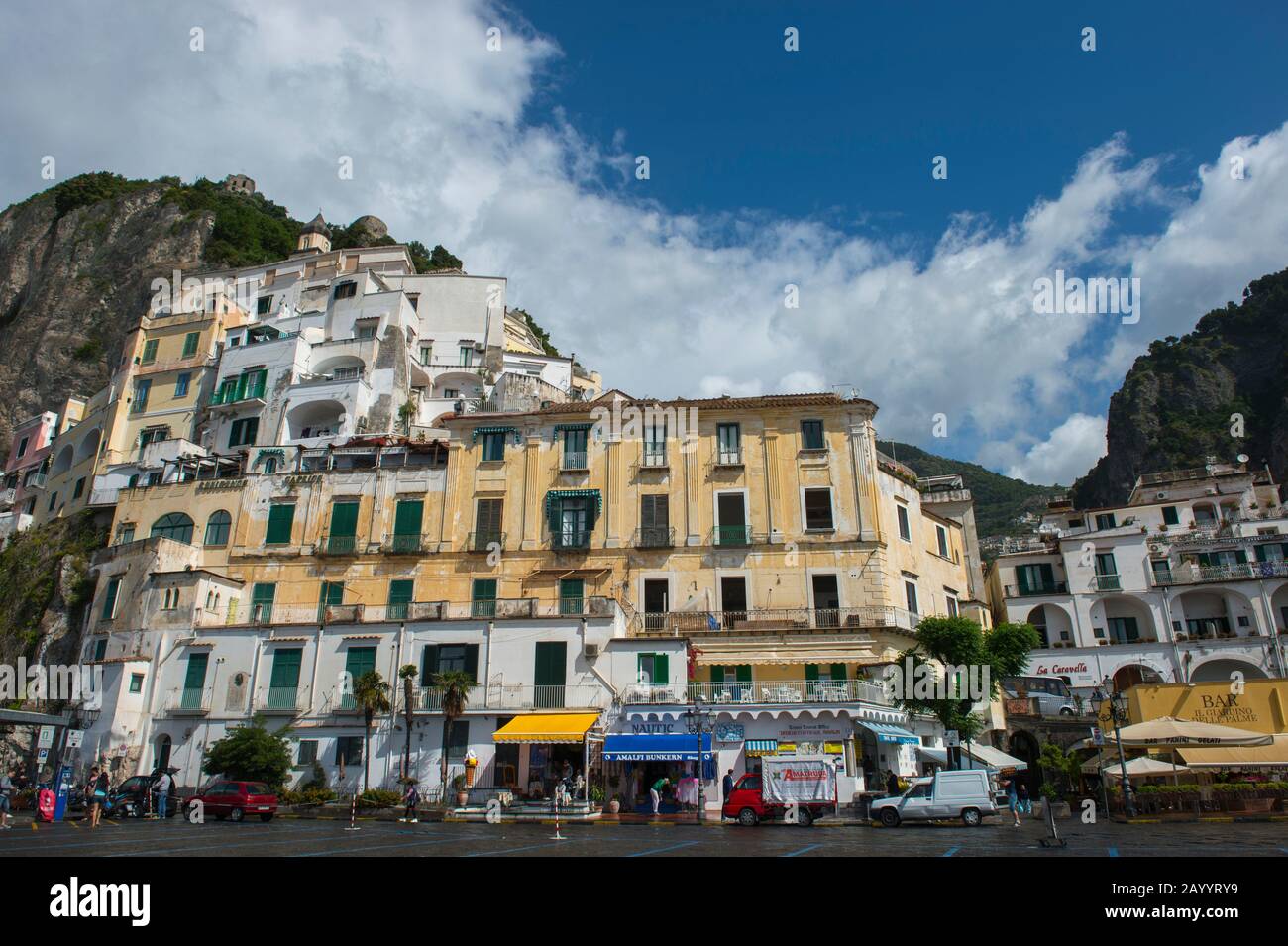 La ville d'Amalfi est construite sur une colline escarpée dans la province de Salerne, dans la région de Campanie, au sud-ouest de l'Italie, située sur la côte amalfitaine. Banque D'Images