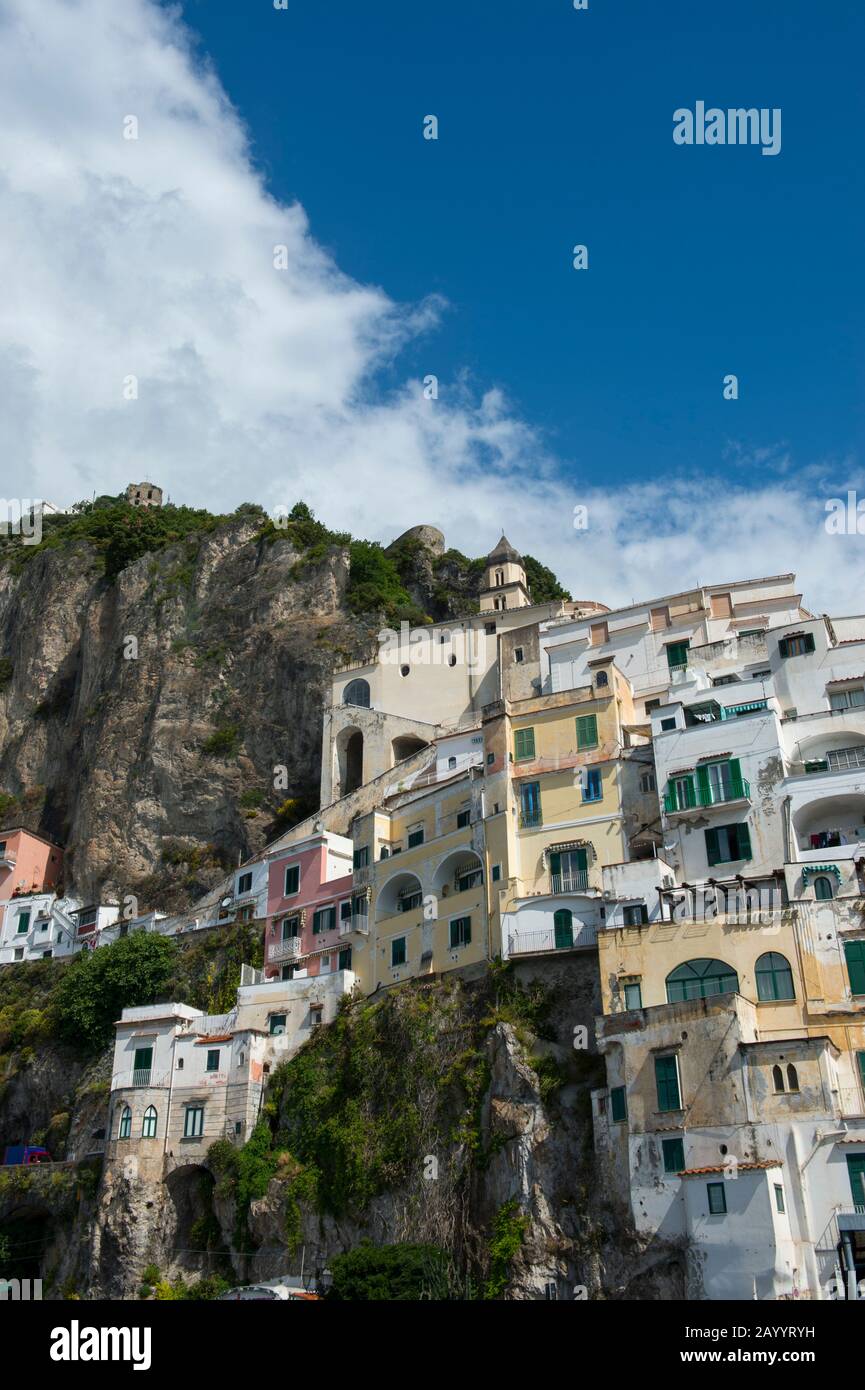 La ville d'Amalfi est construite sur une colline escarpée dans la province de Salerne, dans la région de Campanie, au sud-ouest de l'Italie, située sur la côte amalfitaine. Banque D'Images