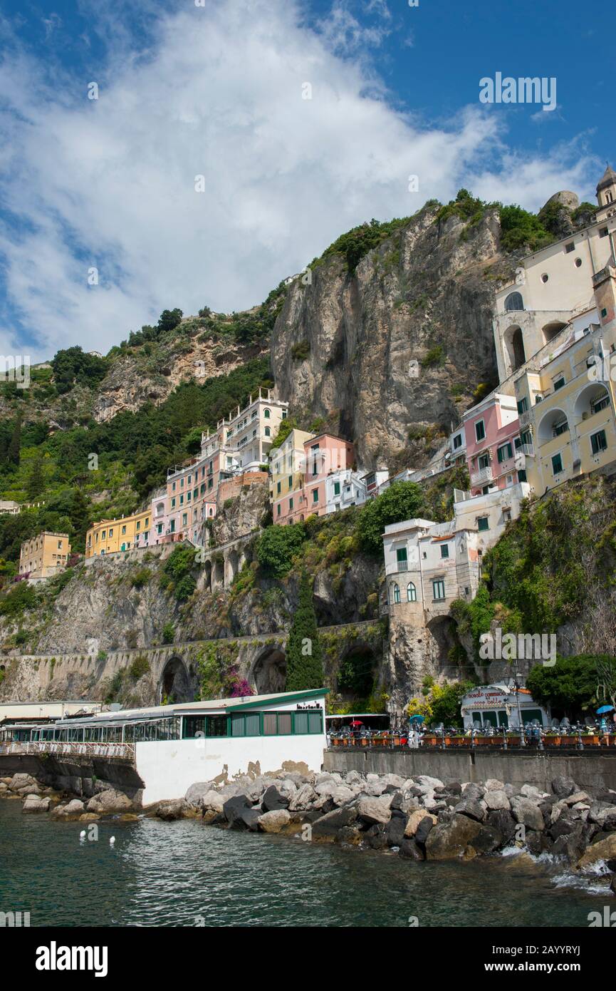 La ville d'Amalfi est construite sur une colline escarpée dans la province de Salerne, dans la région de Campanie, au sud-ouest de l'Italie, située sur la côte amalfitaine. Banque D'Images