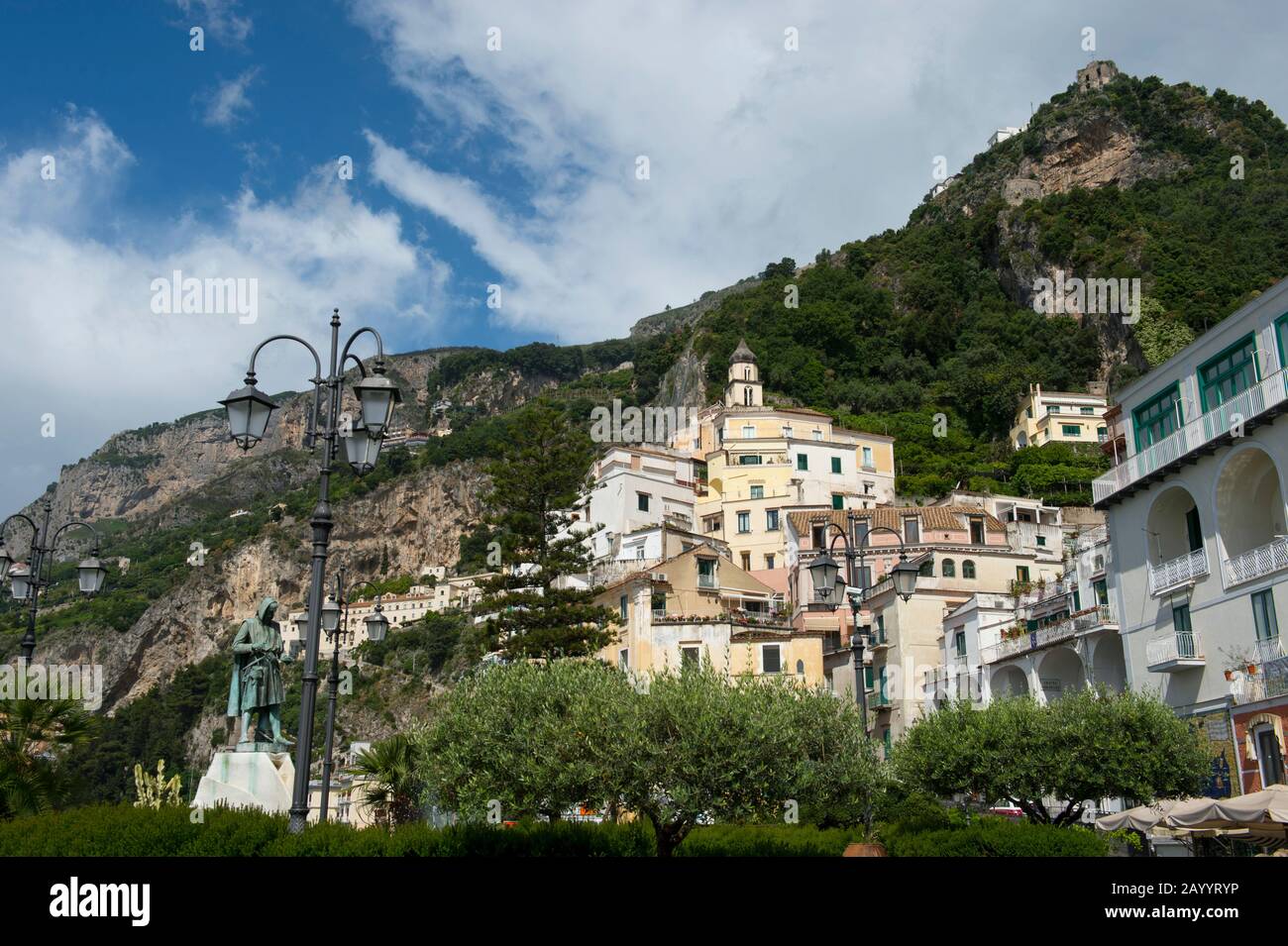 Le centre-ville d'Amalfi dans la province de Salerne dans la région de Campanie au sud-ouest de l'Italie, situé sur la côte amalfitaine. Banque D'Images