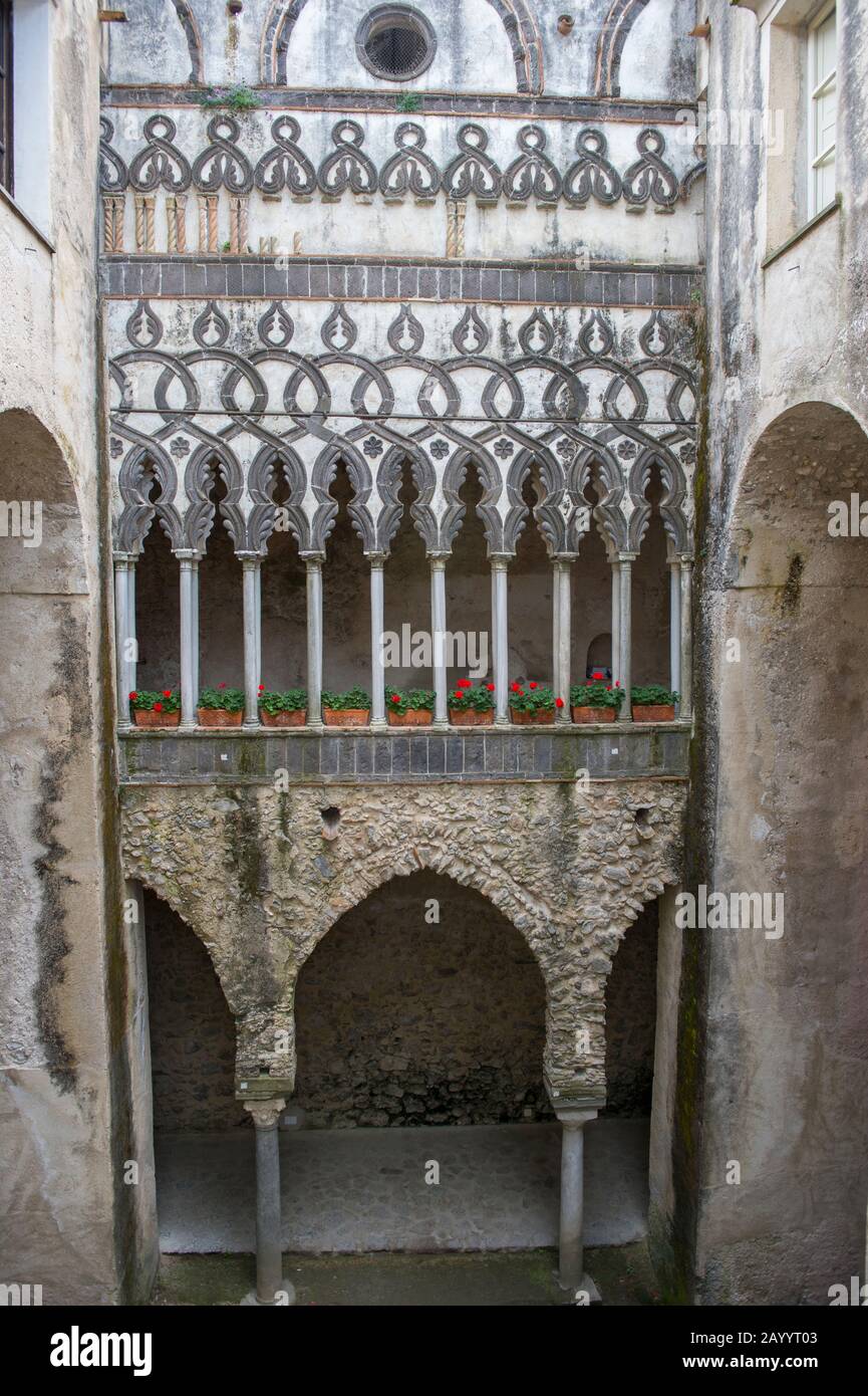 Chiostro moresco de Villa Rufolo à Ravello sur la côte amalfitaine, Italie. Banque D'Images