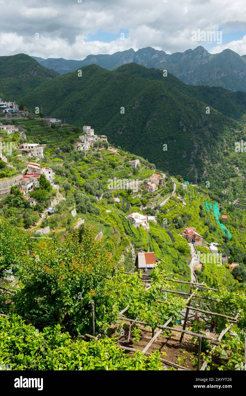 Vue depuis les collines la ville de Ravello sur la côte amalfitaine, Italie. Banque D'Images