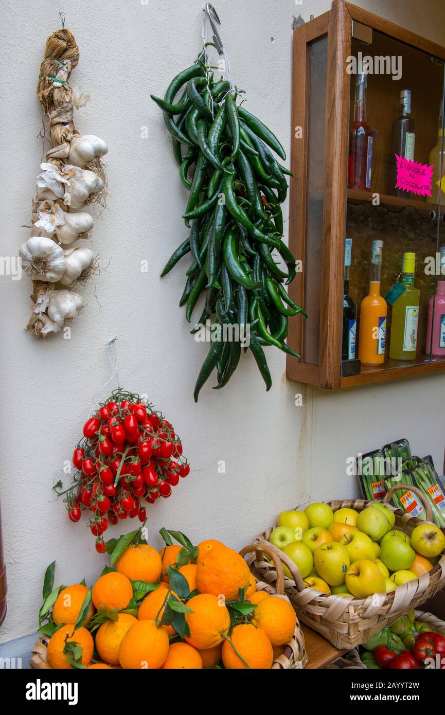 Scène de rue avec des poivrons et de l'ail à Ravello, une ville au-dessus de la côte amalfitaine, Italie. Banque D'Images