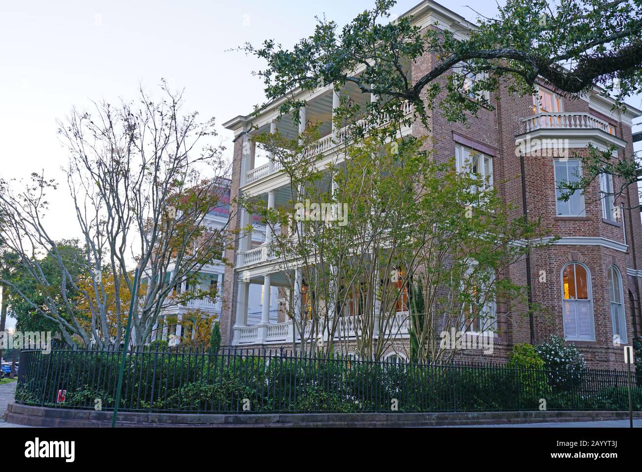 Charleston, SC -21 NOV 2019 - vue sur le quartier historique et ancien de Charleston, la plus ancienne et la deuxième plus grande ville de Caroline du Sud. Banque D'Images