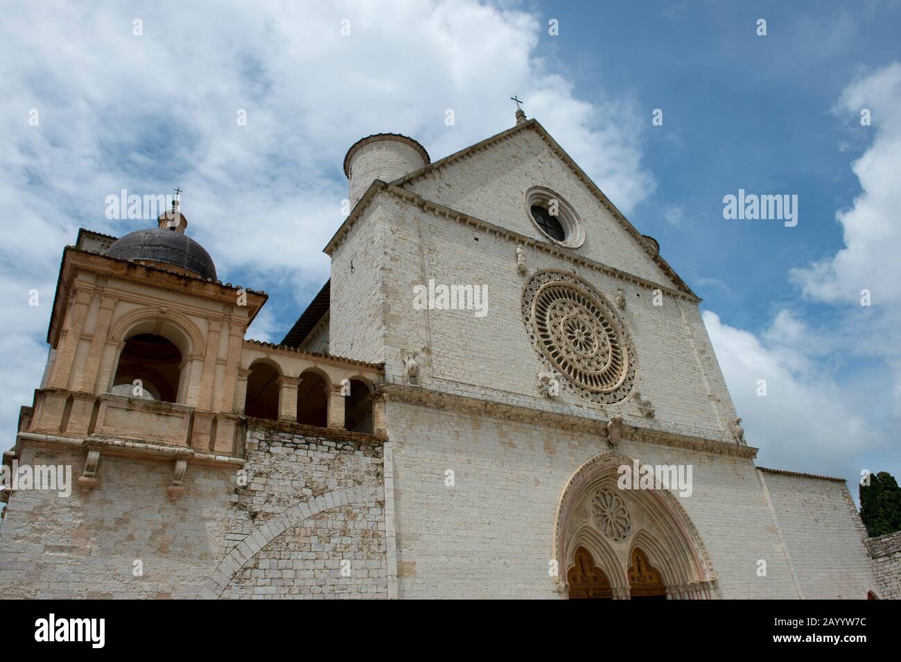 Détail de la façade de la basilique papale de Saint François d'Assise est l'église mère de l'ordre catholique romain des frères mineurs, communément connu sous le nom Banque D'Images