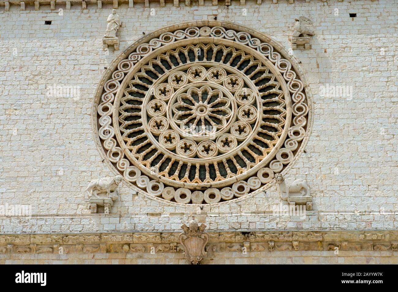Détail de la façade avec la fenêtre rose de la basilique papale de Saint François d'Assise est l'église mère de l'ordre catholique romain de Friars Mi Banque D'Images