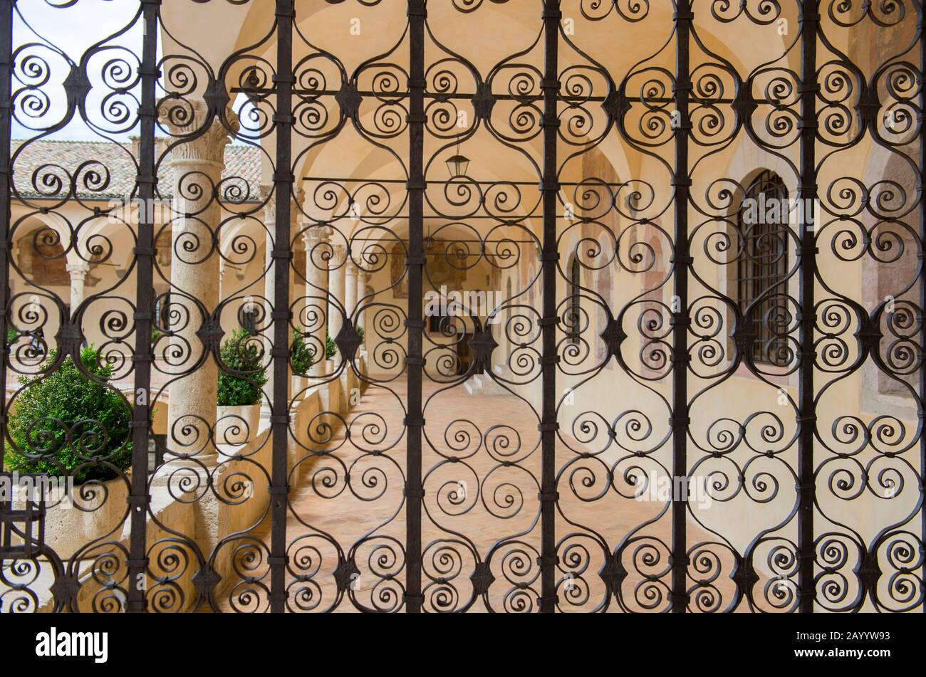 Porte en fer forgé au frégate Sacro près de la basilique papale de Saint François d'Assise, à Assise, en Ombrie, en Italie. Banque D'Images