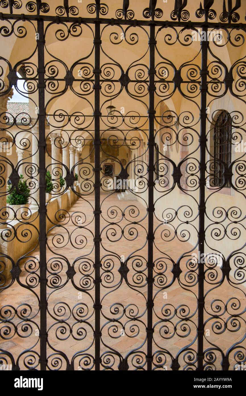 Porte en fer forgé au frégate Sacro près de la basilique papale de Saint François d'Assise, à Assise, en Ombrie, en Italie. Banque D'Images