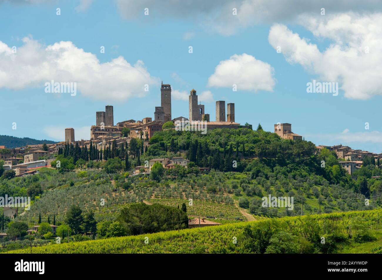 Vue sur la ville médiévale fortifiée de San Gimignano en Toscane, Italie. Banque D'Images