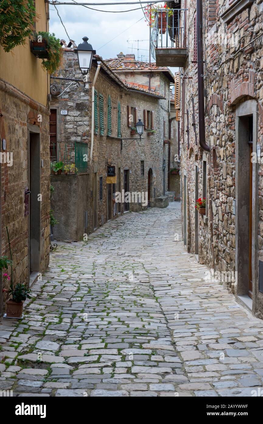 Rue pavée étroite dans le village fortifié de Montefioralle en Toscane, Italie, près de la ville de Greve dans la région du Chianti. Banque D'Images
