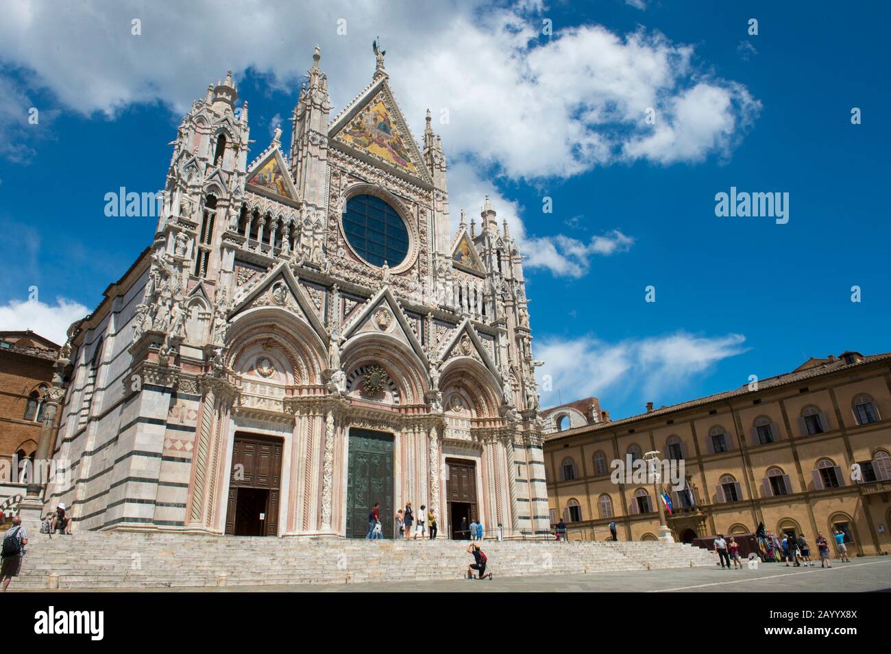 La cathédrale de Sienne de Santa Maria, mieux connue sous le nom de Duomo, est une église médiévale en marbre de Sienne, Italie d'art gothique des XIIIe et XIVe siècles Banque D'Images