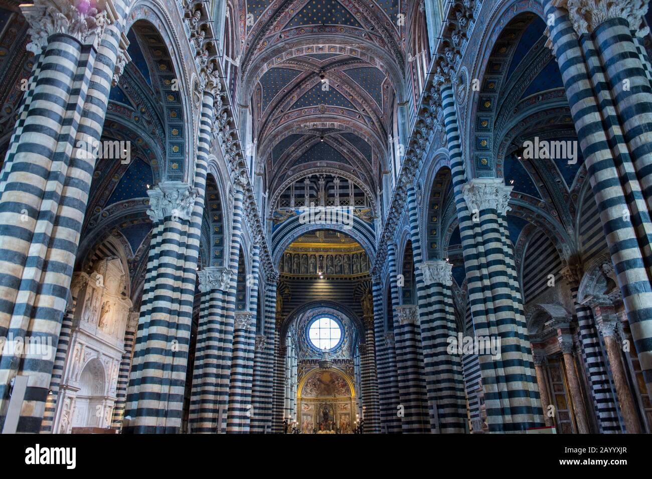 Intérieur avec la fenêtre rose de la cathédrale de Sienne de Santa Maria, mieux connue sous le nom de Duomo, à Sienne, Toscane, Italie. Banque D'Images