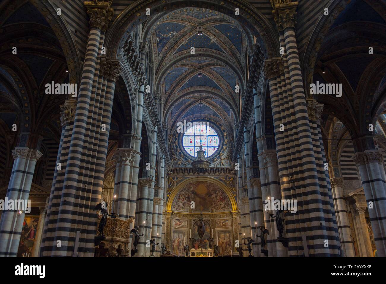 Intérieur avec la fenêtre rose de la cathédrale de Sienne de Santa Maria, mieux connue sous le nom de Duomo, à Sienne, Toscane, Italie. Banque D'Images