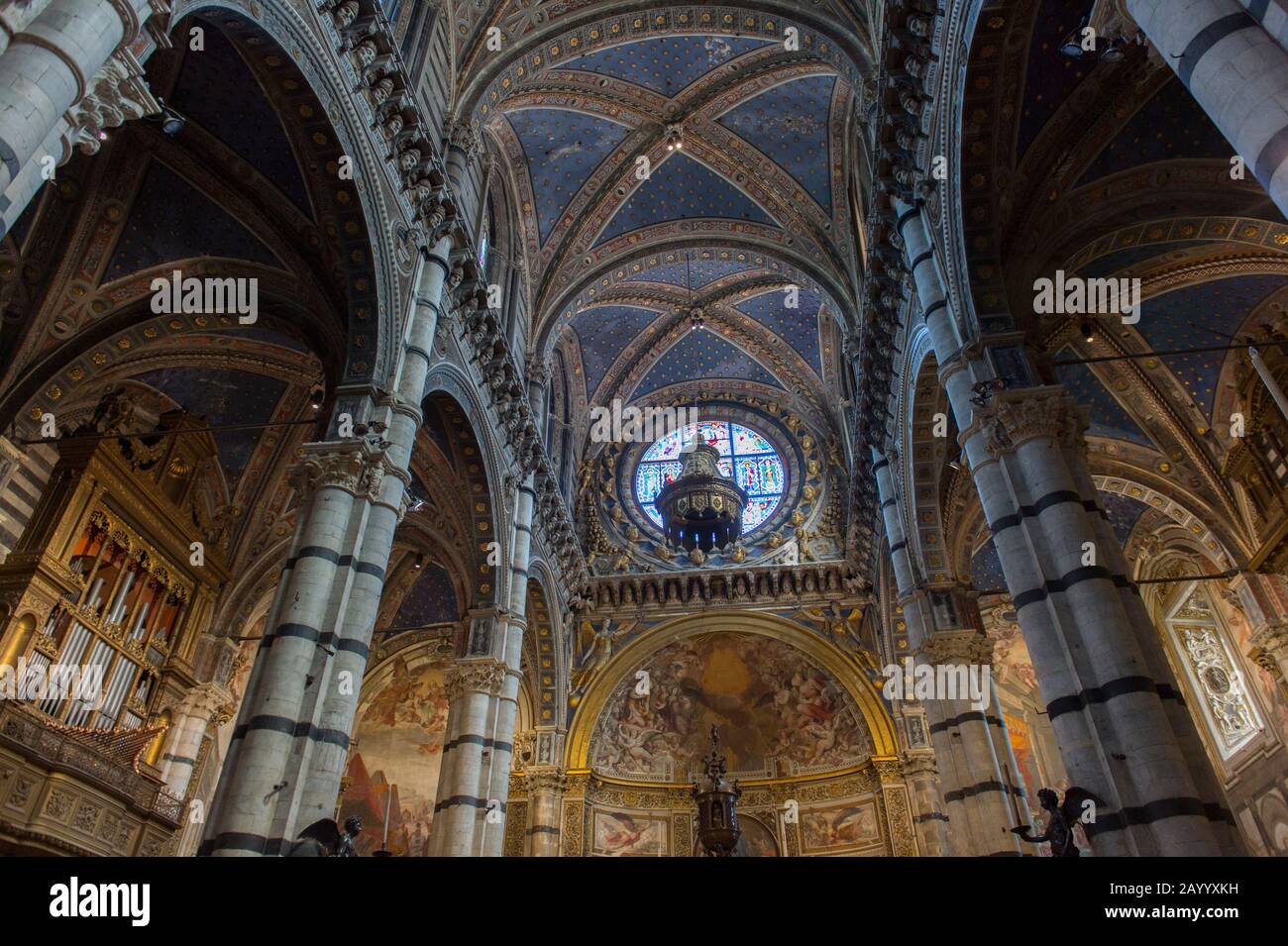 Intérieur avec la fenêtre rose de la cathédrale de Sienne de Santa Maria, mieux connue sous le nom de Duomo, à Sienne, Toscane, Italie. Banque D'Images