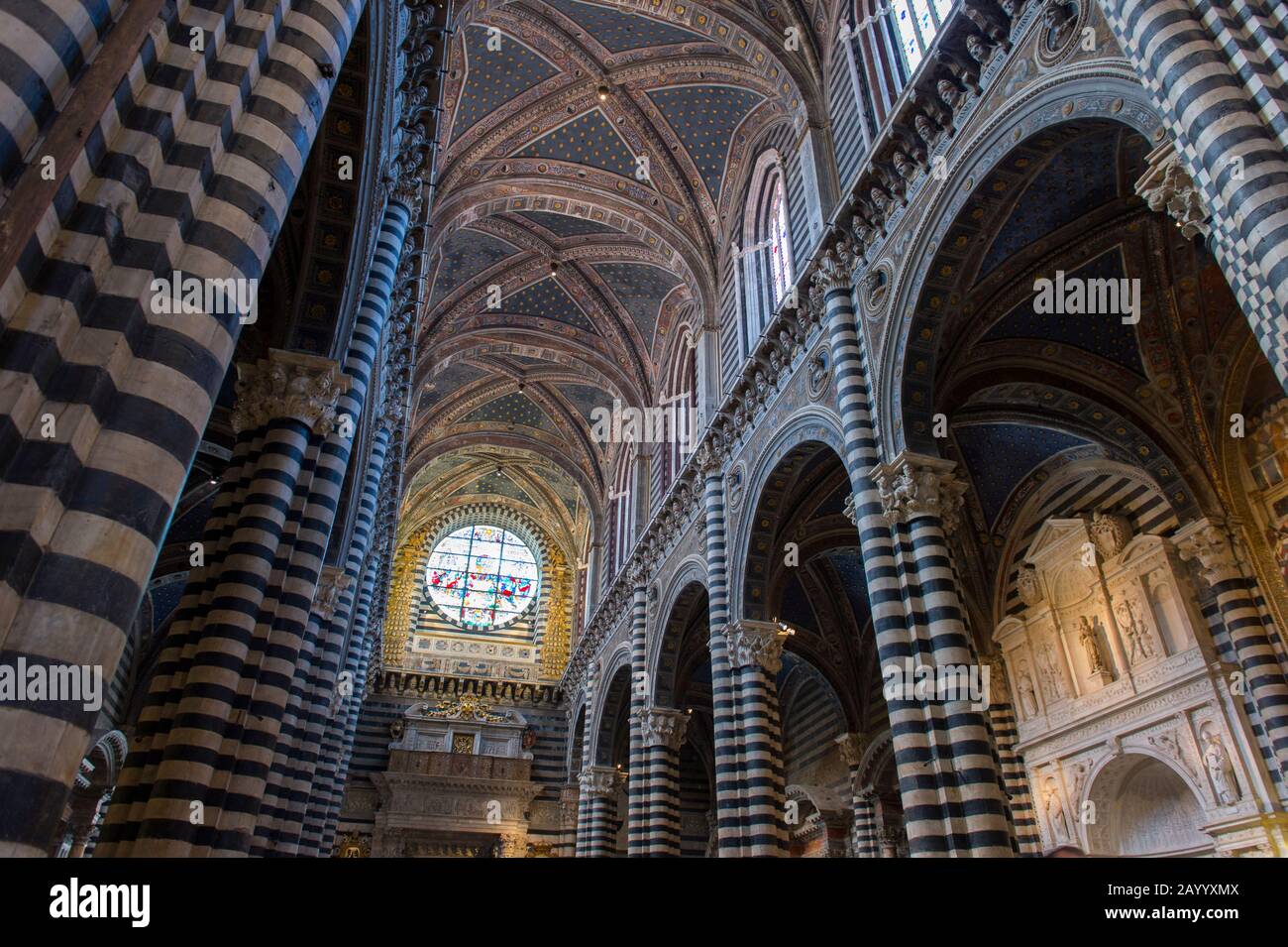 Intérieur avec la fenêtre rose de la cathédrale de Sienne de Santa Maria, mieux connue sous le nom de Duomo, à Sienne, Toscane, Italie. Banque D'Images