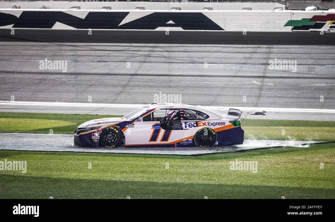 Daytona, États-Unis. 17 février 2020. Denny Hamlin célèbre sur l'herbe après avoir remporté le 62ème Daytona 500, le lundi 17 février 2020 à Daytona, en Floride. Photo par Edwin Locke/UPI crédit: UPI/Alay Live News Banque D'Images