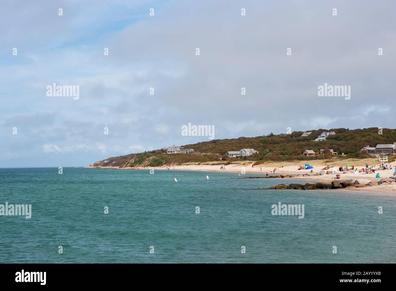Les gens sur une plage près de la petite communauté de pêcheurs de Menemsha sur Martha’s Vineyard, Massachusetts, États-Unis. Banque D'Images