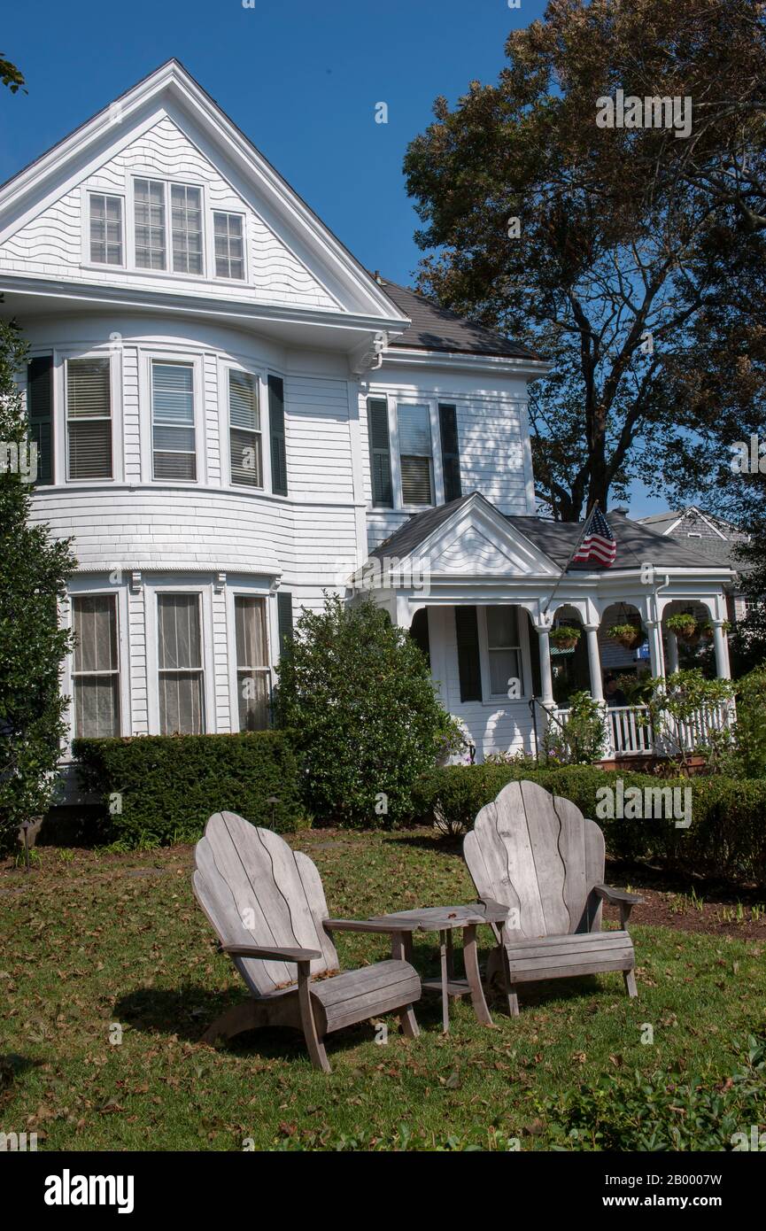 Chaises en bois dans un jardin devant une maison à Edgartown sur Martha’s Vineyard, Massachusetts, États-Unis. Banque D'Images
