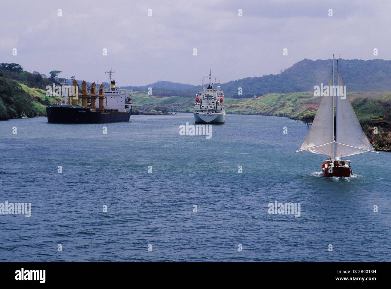 Navires traversant la coupe Gaillard du canal de Panama au Panama. Banque D'Images