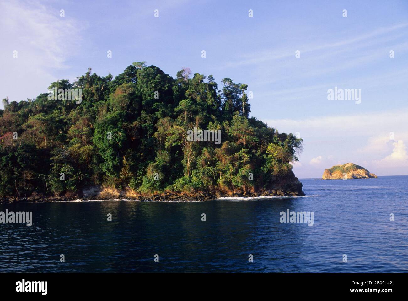 Les rochers de l'océan Pacifique le long de la côte du parc national Manuel Antonio au Costa Rica sont couverts de plantes tropicales. Banque D'Images