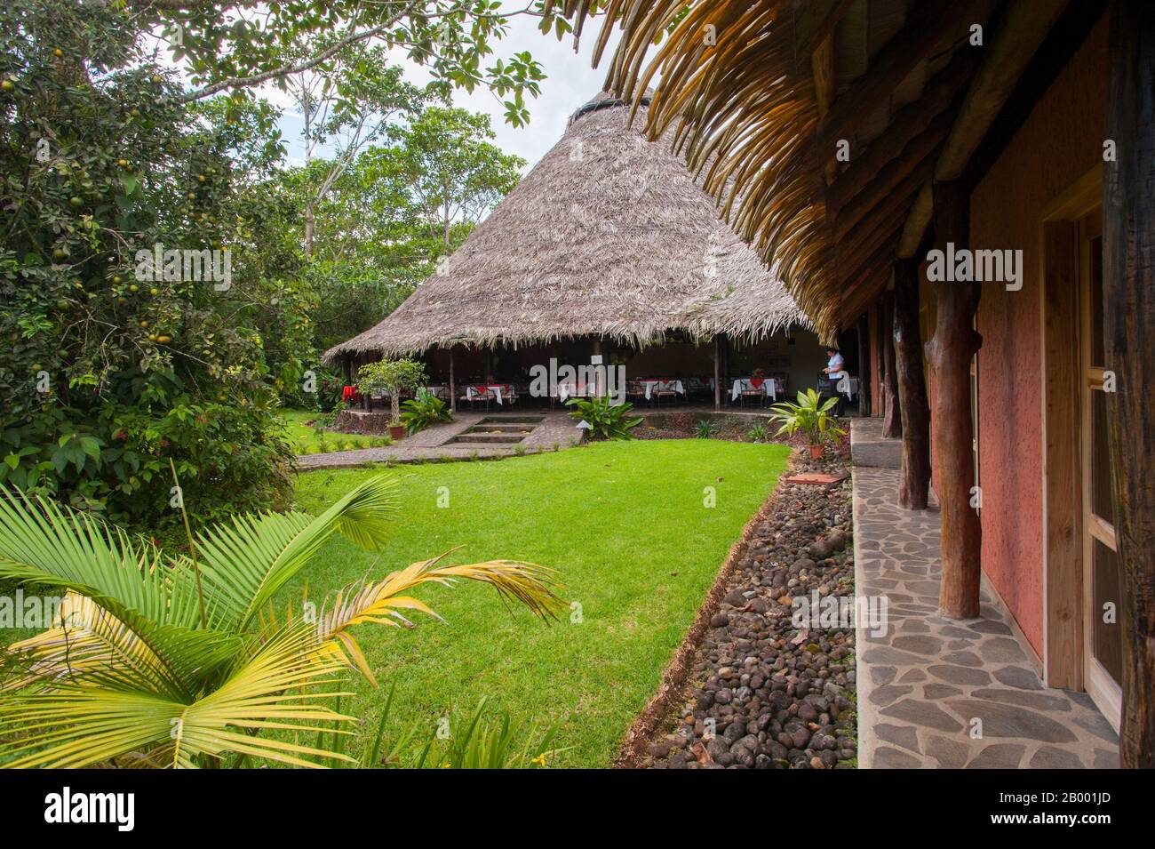 Vue sur le restaurant du pavillon de la forêt tropicale de Sarapiqui à Virgen de Sarapiqui au Costa Rica. Banque D'Images