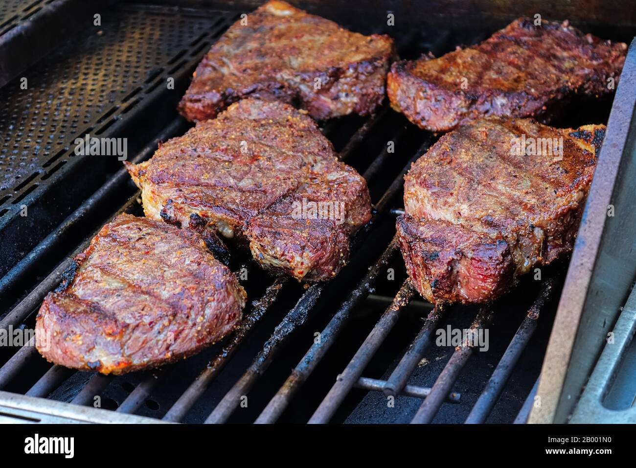 Gros plan de la cuisson des steaks du barbecue sur un gril. Banque D'Images