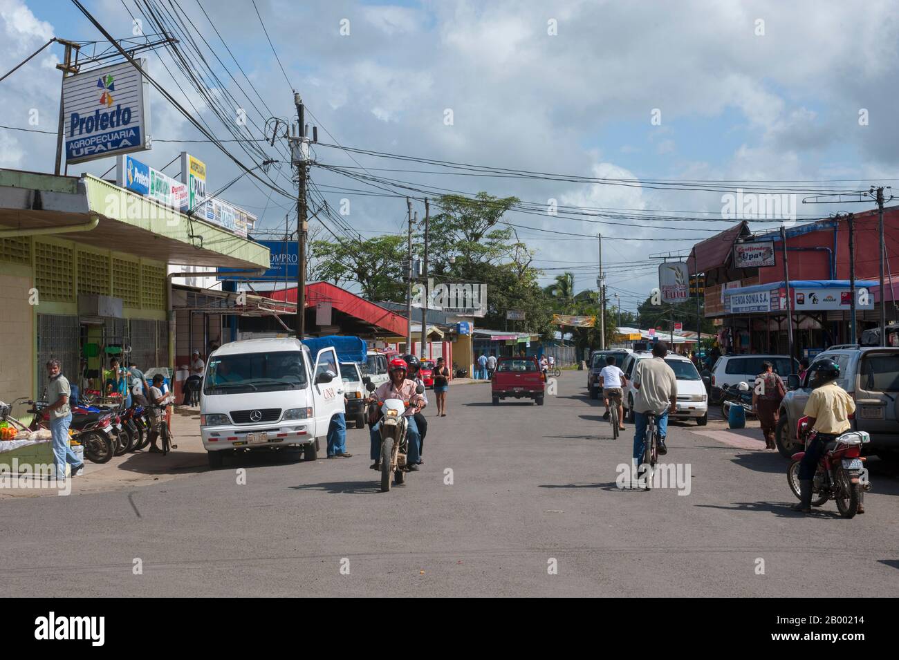 Une scène de rue dans la petite ville d'Upala au Costa Rica. Banque D'Images