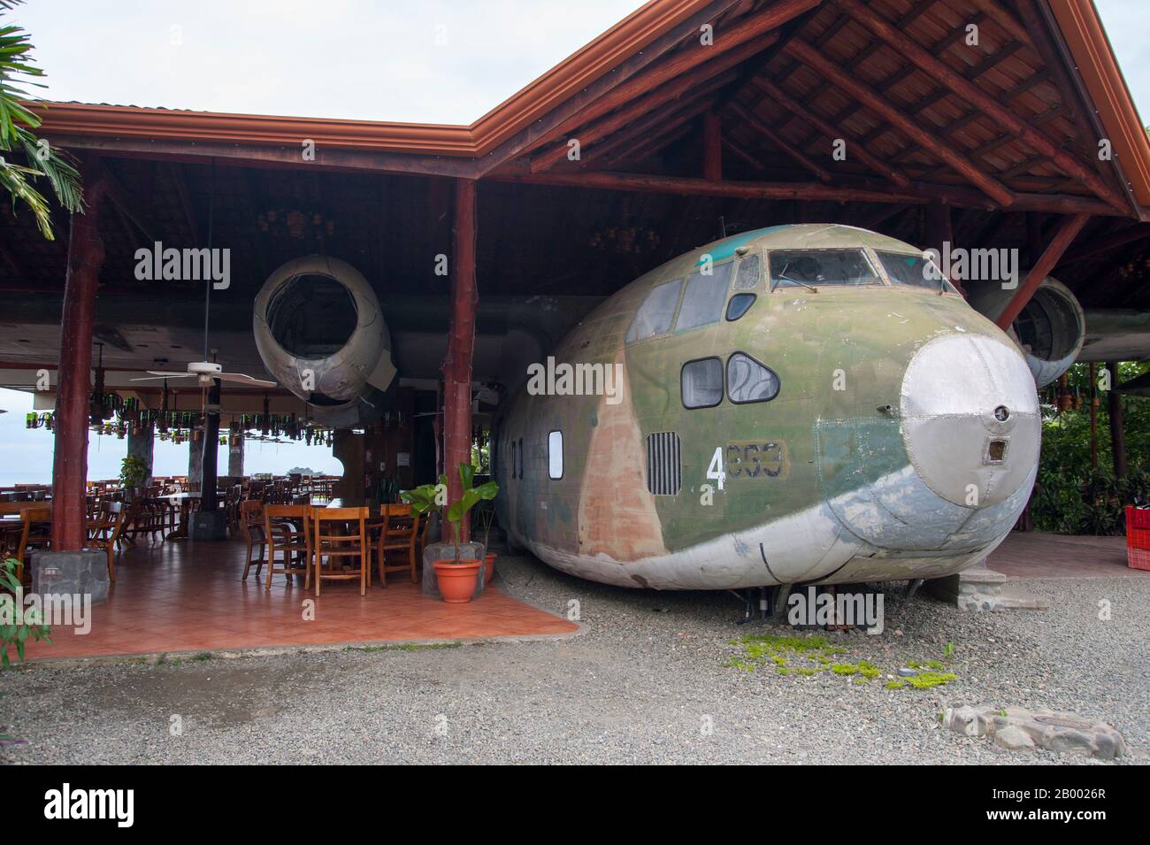 Un Fairchild C-123 Provider à la retraite (un avion de transport militaire américain) est utilisé dans la conception d'un restaurant à Quepos au Costa Rica. Banque D'Images