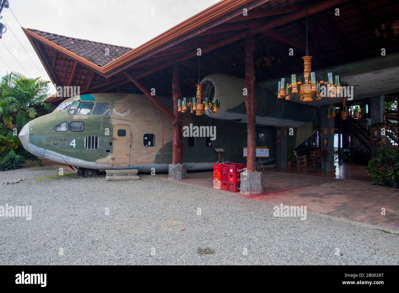 Un Fairchild C-123 Provider à la retraite (un avion de transport militaire américain) est utilisé dans la conception d'un restaurant à Quepos au Costa Rica. Banque D'Images