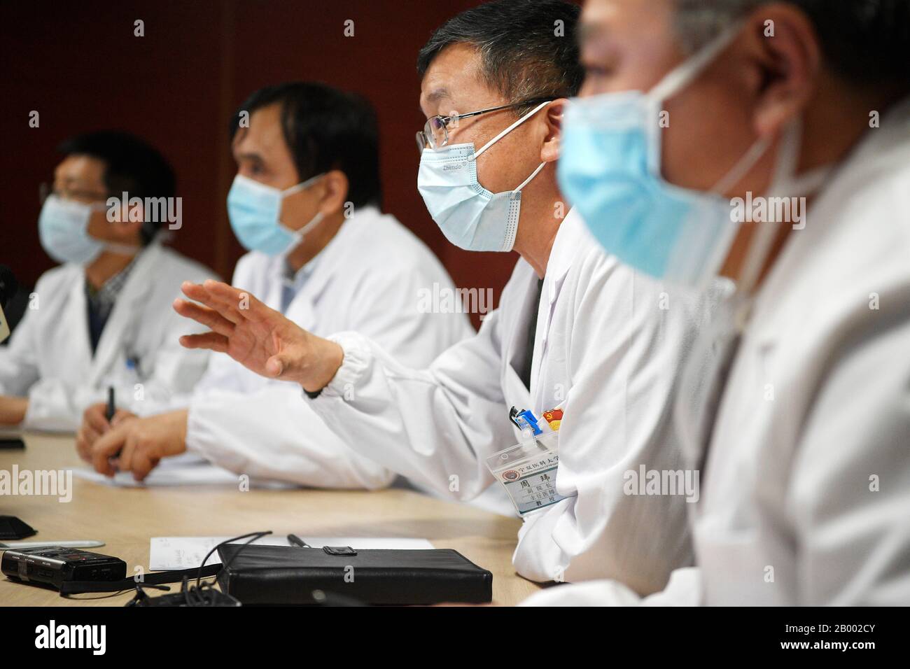 (200218) -- YINCHUAN, 18 février 2020 (Xinhua) -- des spécialistes de l'Hôpital général de l'Université médicale de Ningxia effectuent un diagnostic à distance des nouveaux cas d'infection au coronavirus (COVID-19) à l'Hôpital Polytechnique affilié de Xiangyang dans le centre de consultation médicale à l'Hôpital général de Ningxia de l'Université médicale de Ychinuan, en Chine centrale Région Autonome De Ningxia Hui En Chine Du Nord-Ouest, 17 Février 2020. L'Hôpital général de l'Université médicale de Ningxia a lancé lundi une téléconsultation auprès des patients infectés par le nouveau coronavirus au Xiangyang Polytech Banque D'Images