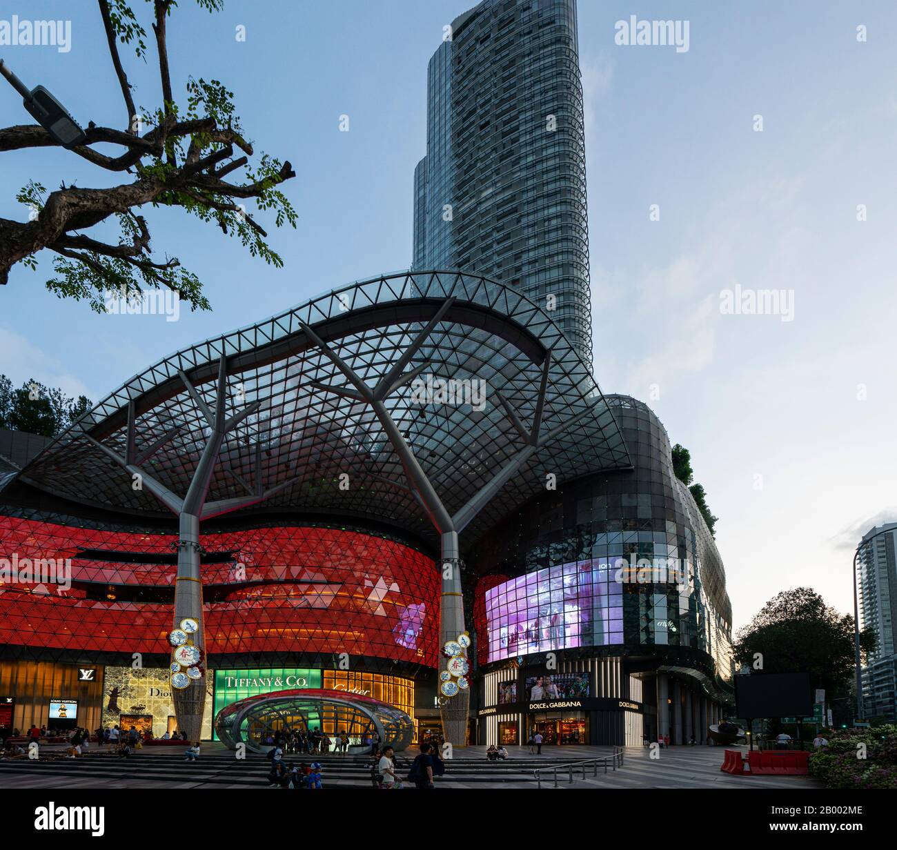 Singapour, janvier 2020. Les magasins devant l'entrée du centre commercial ION Orchard au coucher du soleil Banque D'Images