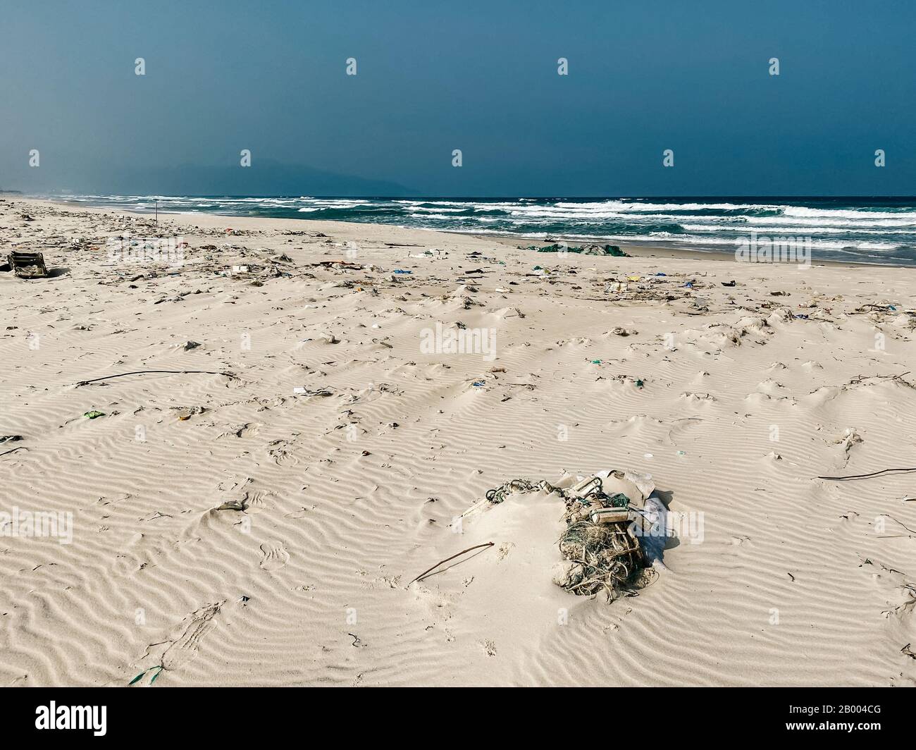 Bouteilles en plastique et autres ordures jetées sur la plage de sable, ordures sur la plage de mer. Problème écologique. Pollution de l'environnement. Plage de sable sale Banque D'Images