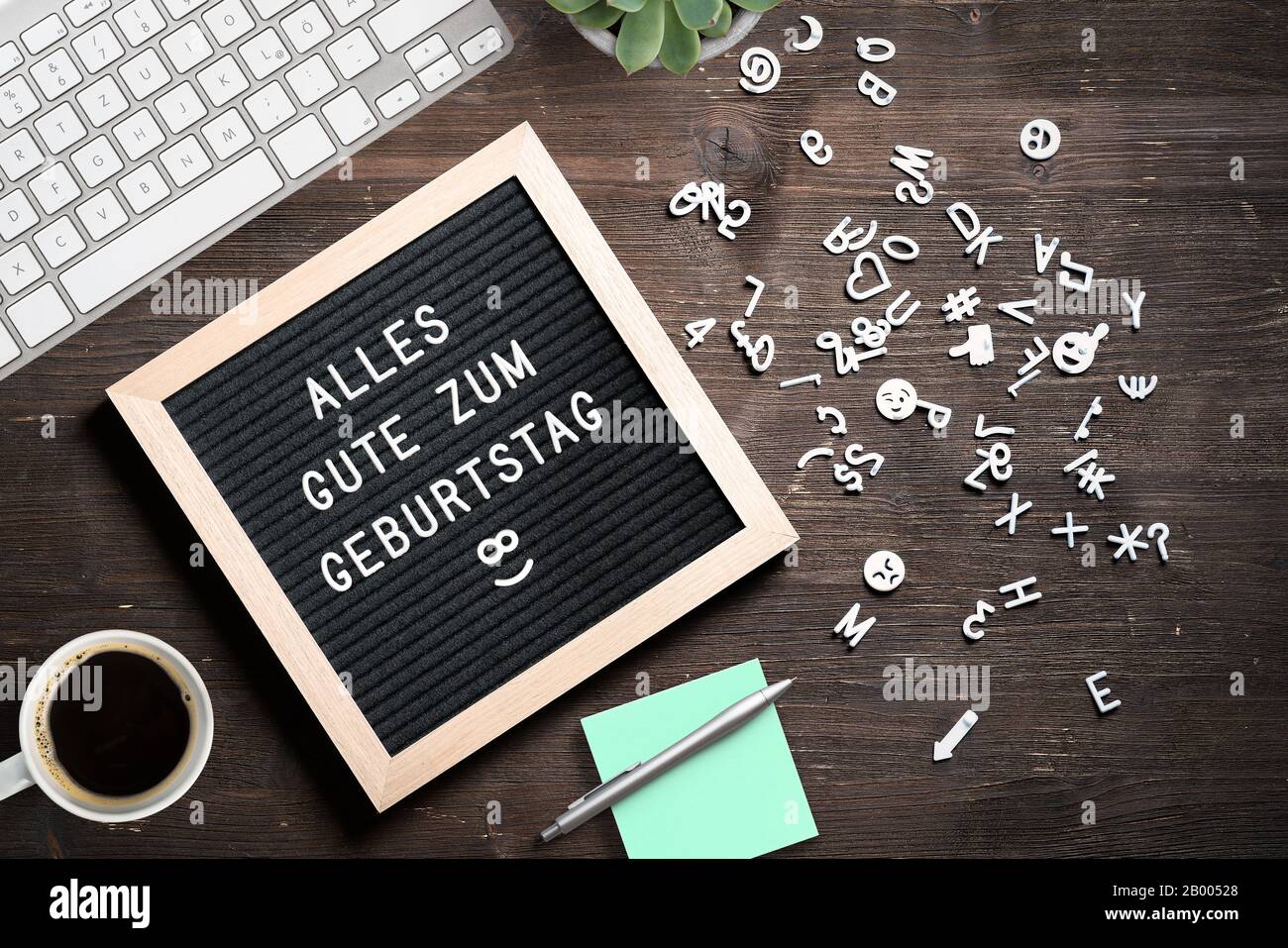 Tableau Des Lettres Avec Message Allemand Pour Joyeux Anniversaire Sur Fond De Bois Photo Stock Alamy