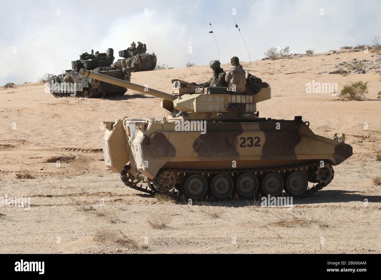 Les Soldats de l'armée américaine affectés au 11ème Régiment blindé de calvaire, agissant comme force Opposée, engagent des cibles ennemies simulées pendant la rotation Décisive de l'action 20-04 au Centre national d'entraînement (CNT), fort Irwin, Californie, 14 février 2020. Les Rotations d'action décisives au CNT garantissent que les équipes de combat de la brigade de l'Armée de terre restent polyvalentes, réactives et toujours disponibles pour les imprévus actuels et futurs. (ÉTATS-UNIS Photo de l'armée par Sgt. Nathan Franco, Groupe Des Opérations, Centre National De Formation) Banque D'Images