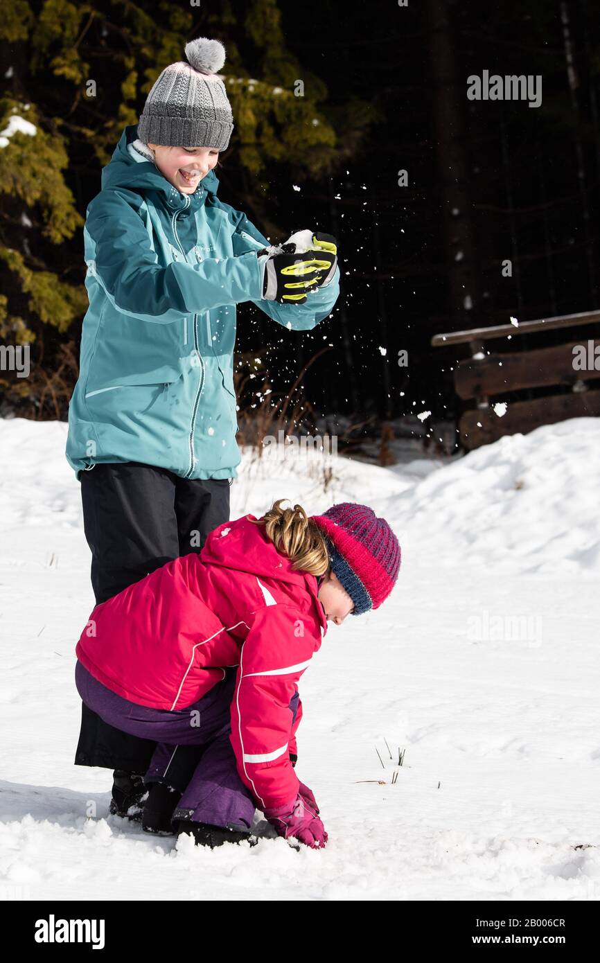 Braunlage, Allemagne. 14 février 2020. Levke (l) et Clara jouent avec la neige à Wurmberg dans les montagnes Harz. (Pour dpa 'les Walters deviennent plus chauds et plus chauds - les enfants ne savent pas la neige') crédit: Swen Pförtner/dpa/Alay Live News Banque D'Images