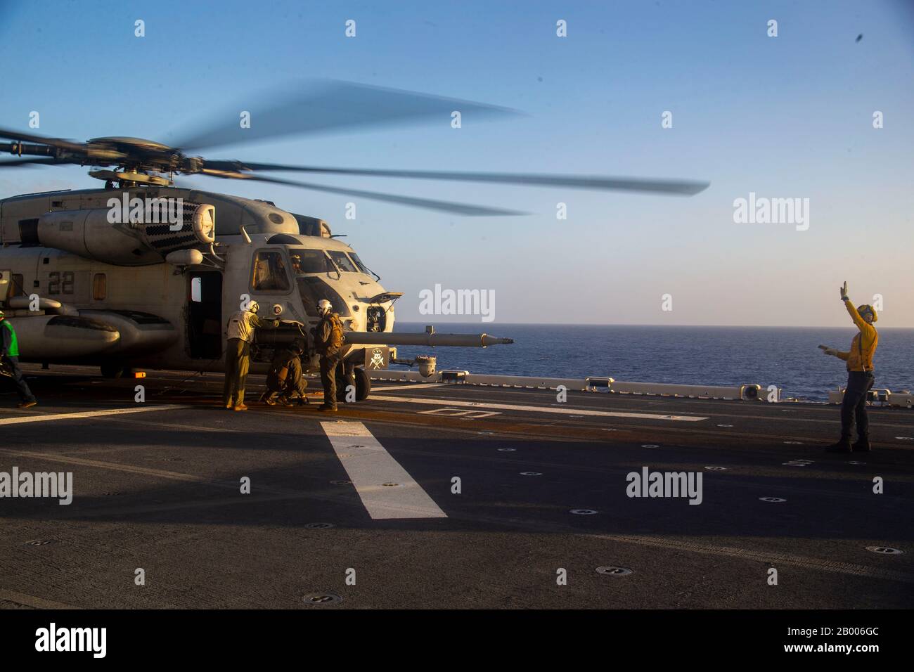 MER des Philippines (15 février. 2020) marines avec Escadron Tiltrotor moyen maritime (VMM) 265 (Renforcé), 31ème unité expéditionnaire maritime (MEU), effectuer l'entretien d'un hélicoptère CH-53E Super Stallion avec VMM-265 (RÉIN), 31ème MEU, sur le pont de vol d'assaut amphibie USS America (LHA 6). L'Amérique, phare du America Expeditionary Strike Group, 31ème équipe du MEU, opère dans la 7ème zone d'opérations de la flotte américaine pour améliorer l'interopérabilité avec les alliés et les partenaires et servir de force de réponse prête pour défendre la paix et la stabilité dans la région de l'Indo-Pacifique. (Corps Marin Officiel Des États-Unis Banque D'Images