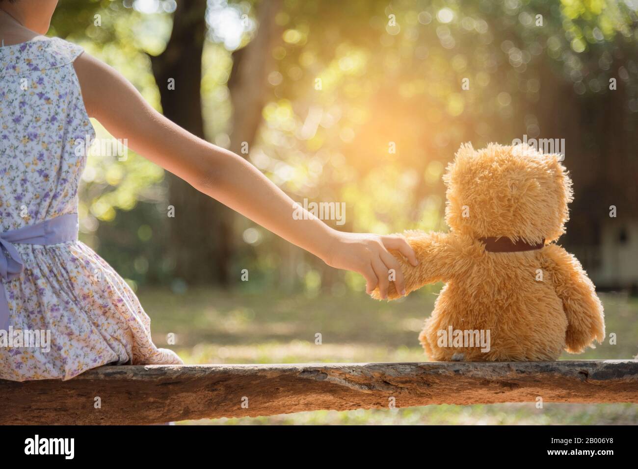 teddy bear est un meilleur ami pour toute petite fille mignonne. L'autisme des enfants peut être plus heureux et amusant quand ils jouent en famille. Sentez l'amour et le soin. Famille F Banque D'Images