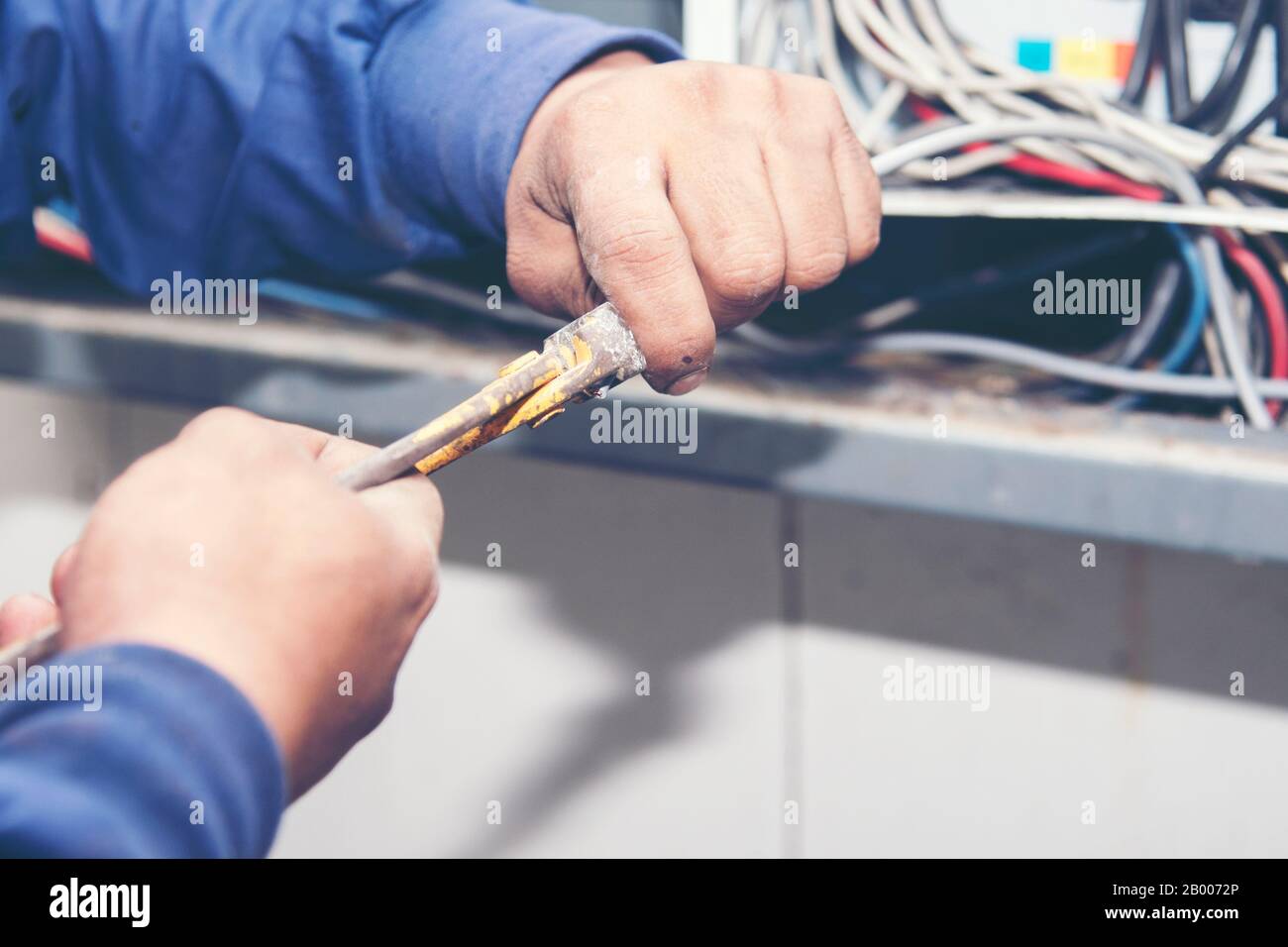 Disjoncteur de fixation technique électrique et fil électrique. Banque D'Images