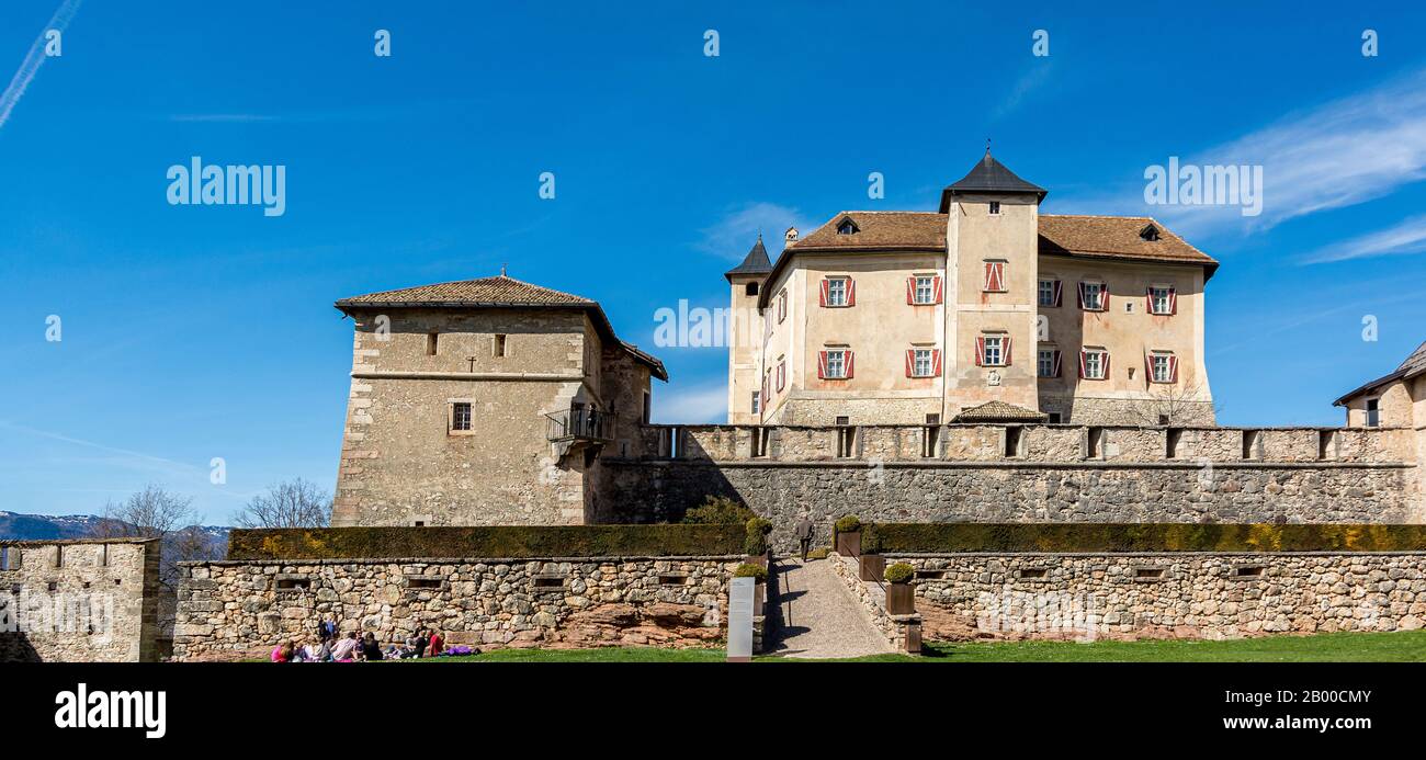 Castel Thun (ou Château de Thun) est un bastion médiéval monumental et austère de ton, Trentin-Haut-Adige en Italie qui surplombe la non-vallée. Banque D'Images
