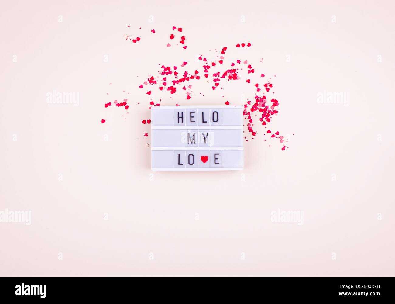 Les mots bonjour mon amour sur la boîte lumineuse sur un fond sombre. Place pour le texte, le contenu abstrait. Banque D'Images