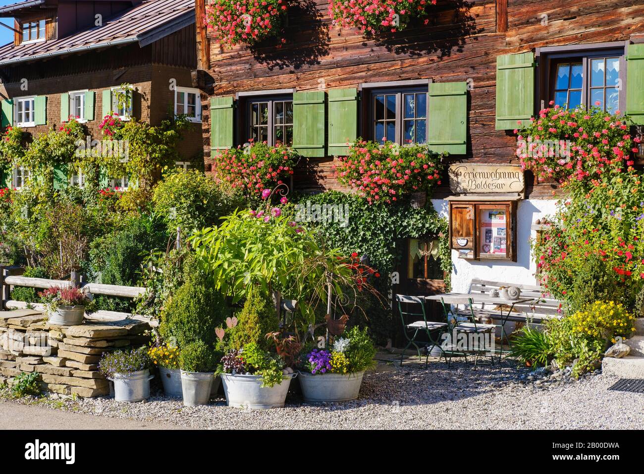 Ancienne maison en bois avec appartement de vacances, Reichenbach près d'Oberstdorf, Oberallgaeu, Allgaeu, Swabia, Bavière, Allemagne Banque D'Images