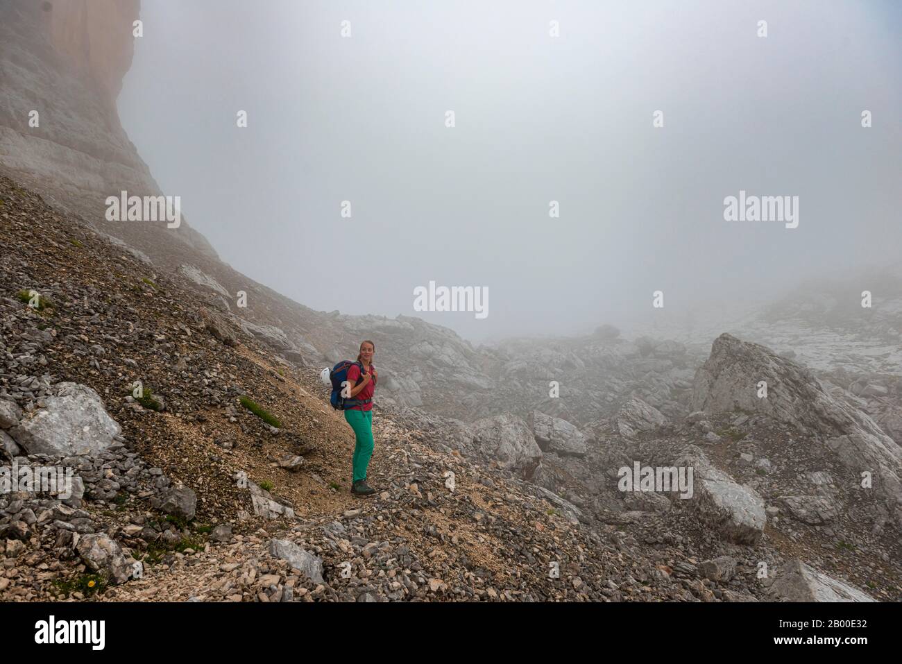 Jeune femme, randonnée dans un champ de cris dans le brouillard dans les montagnes, mauvaise visibilité, circumnavigation de Sorapiss, Dolomites, Belluno, Italie Banque D'Images