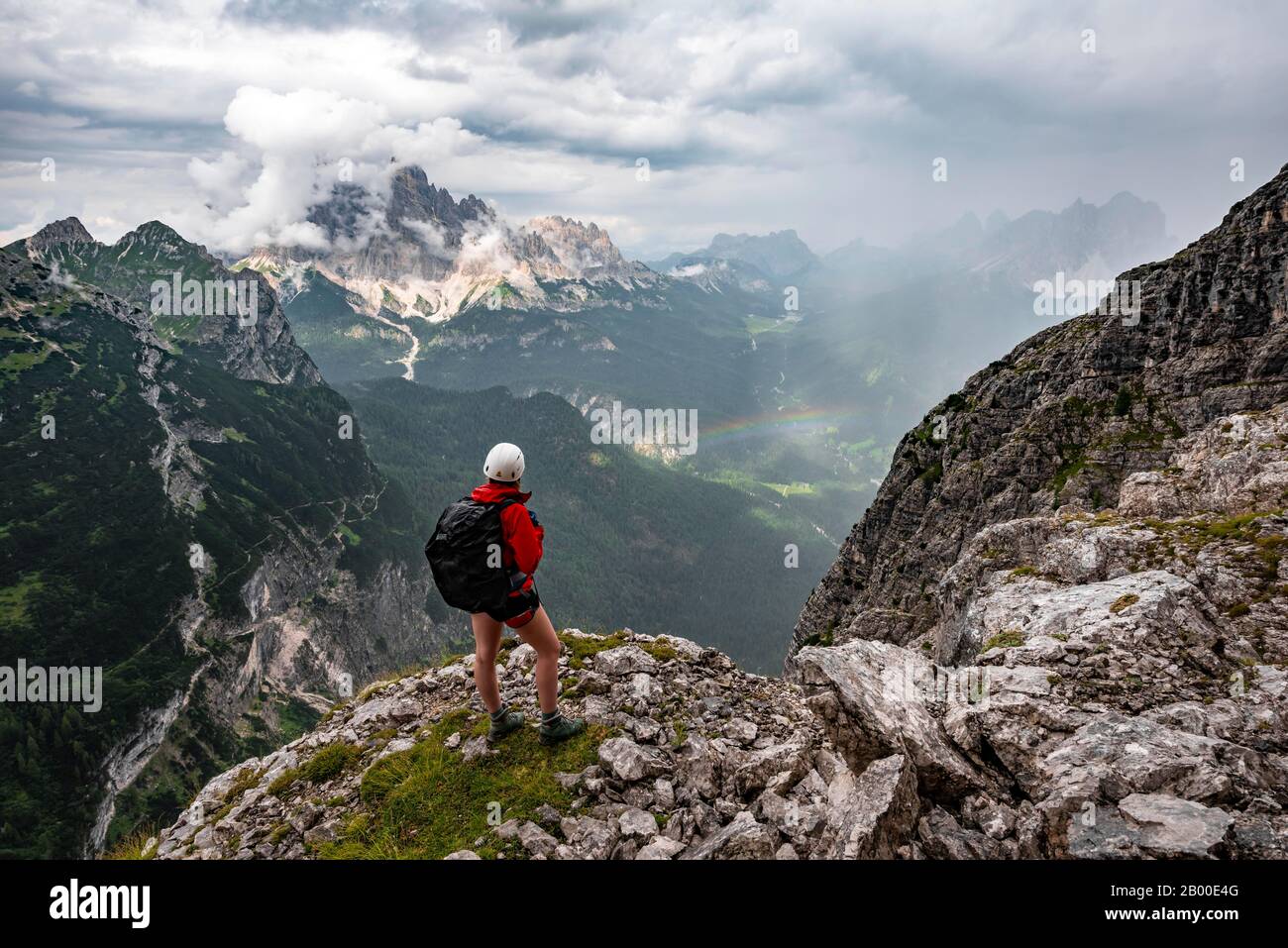 Jeune femme, randonneur regardant les pics de Monte Cristallo, jeune femme dans les montagnes, Via ferrata Vandelli, Sorapiss circuit, Dolomites, Belluno Banque D'Images