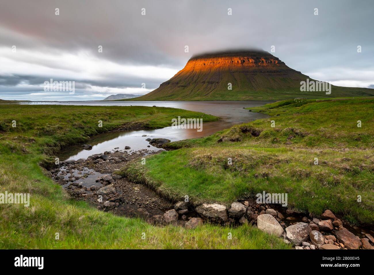 Mount Kirkjufell, Sun traverse des nuages sur la montagne, Grundarfjoerdur, la péninsule de Snaefellsnes, Snaefellsnes, Vesturland, Islande Banque D'Images