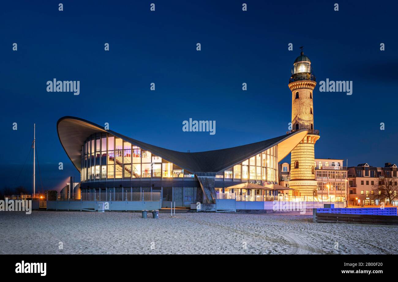 Phare et restaurant Teepott au crépuscule, Warnemuende, Hanseatic City of Rostock, Mecklembourg-Poméranie occidentale, Allemagne Banque D'Images