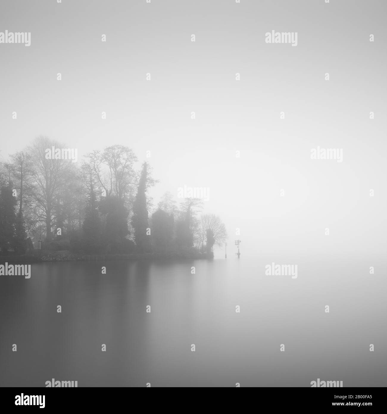 Pointe de l'île du château sur le Dahme à Berlin Koepenick en début de matinée dans le brouillard épais, Allemagne Banque D'Images