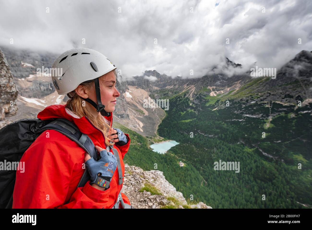 Jeune femme, randonneur regardant le paysage de montagne, Via ferrata Vandelli, Sorapiss circuit, Dolomites, Belluno, Italie Banque D'Images